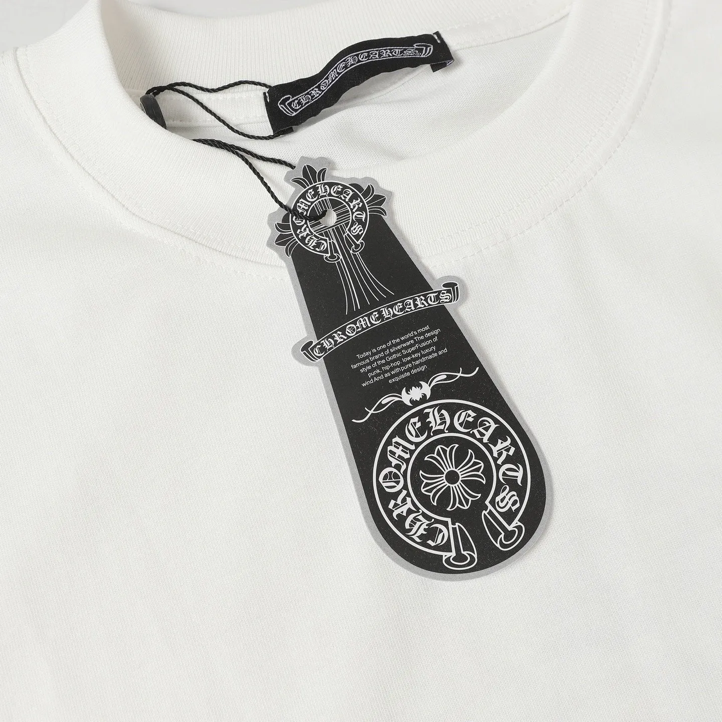 🅿️170 CHROME HEARTS/Chrome Heart CH spray-printed short-sleeved T-shirt The fabric is made of 280g heavy combed cotton, customized with 32 count 1*1 threads, and washed twice for ready-to-wear. The fabric is comfortable and skin-friendly without any strange feeling. Custom-dyed fabric, with high textile density, good drape, and not easy to deform. The thick texture and tight spinning process will not affect the breathability of the fabric. The color saturation is very high. Imported digital direct-injection printing technology. A versatile and good-looking short-sleeve. The loose version covers the flesh and makes you look slimmer. It is the same style for men and women. It has three complete standards. Color: Black-White Size: XS-L